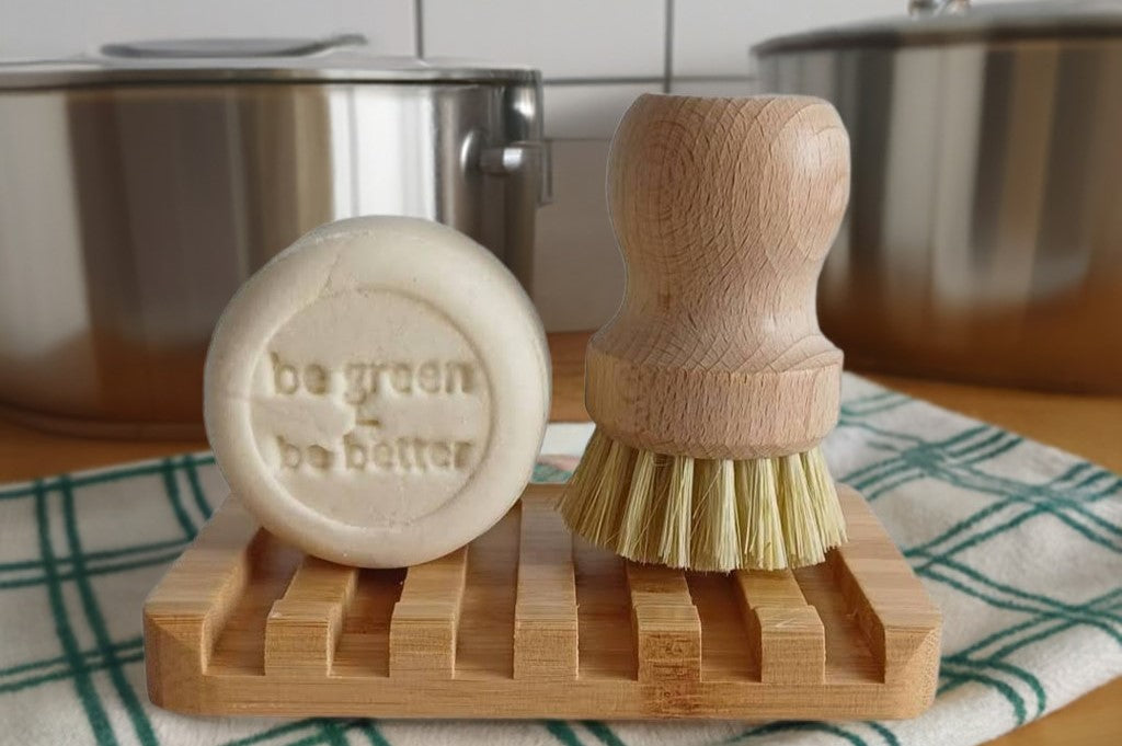 festes Spülmittel auf Ablage mit Bürste