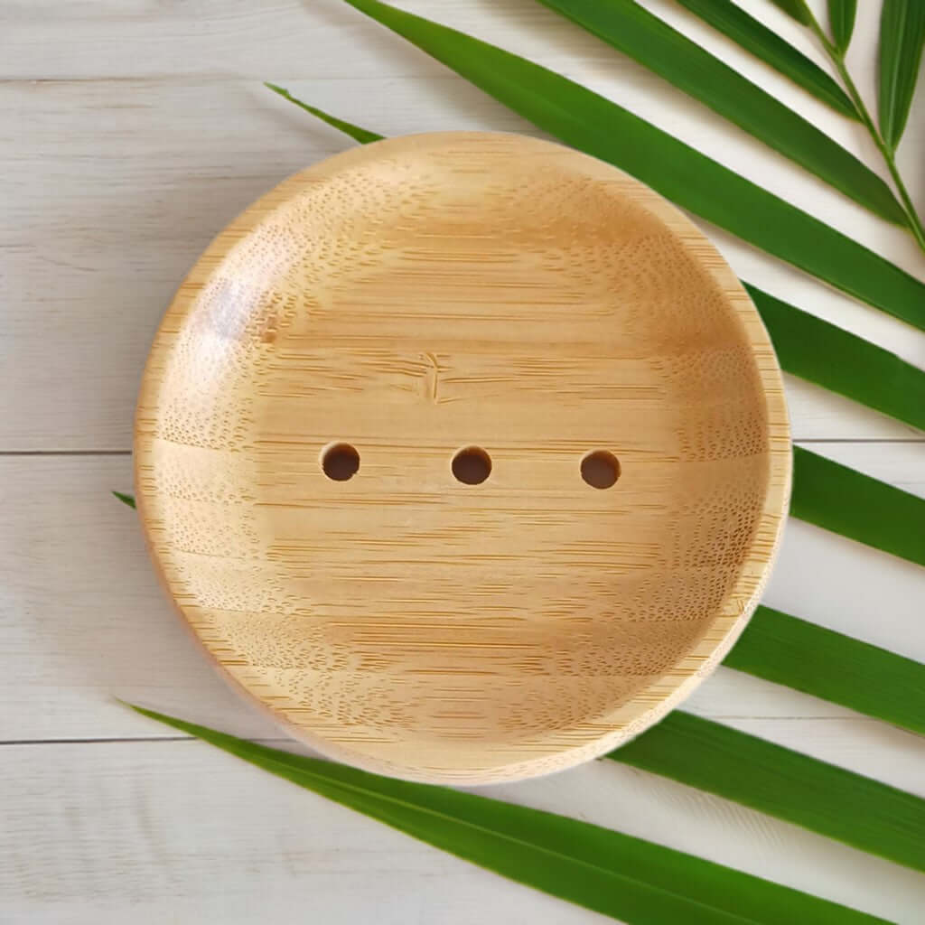 Bambusablage in runder Form neben Zweig