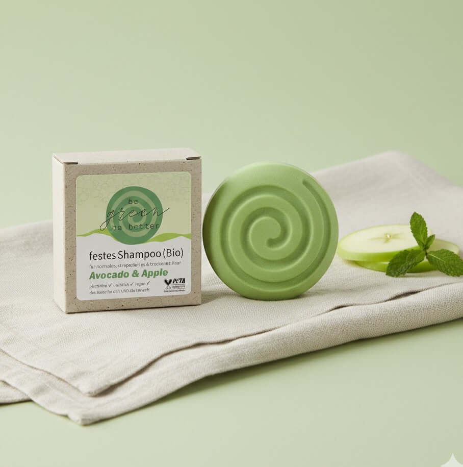 festes Shampoo neben dem Karton auf einem Leinentuch