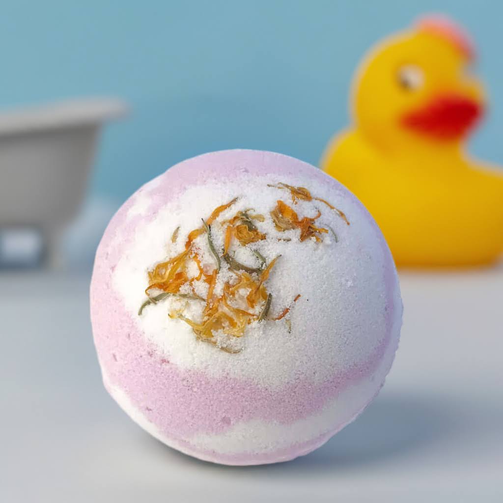 Badekugel neben gelber Ente