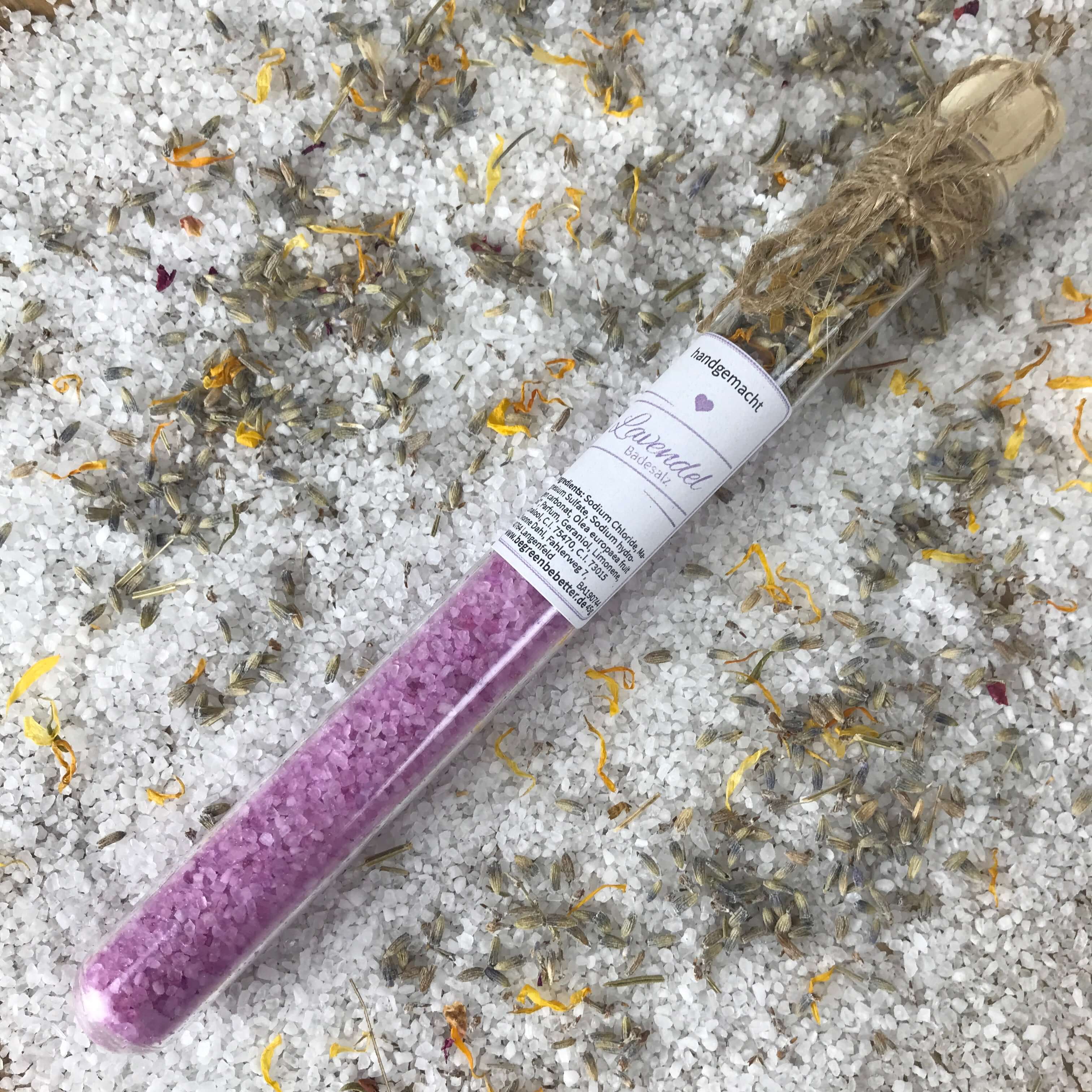 Badesalz mit Lavendelduft im dekorativen Reagenzglas