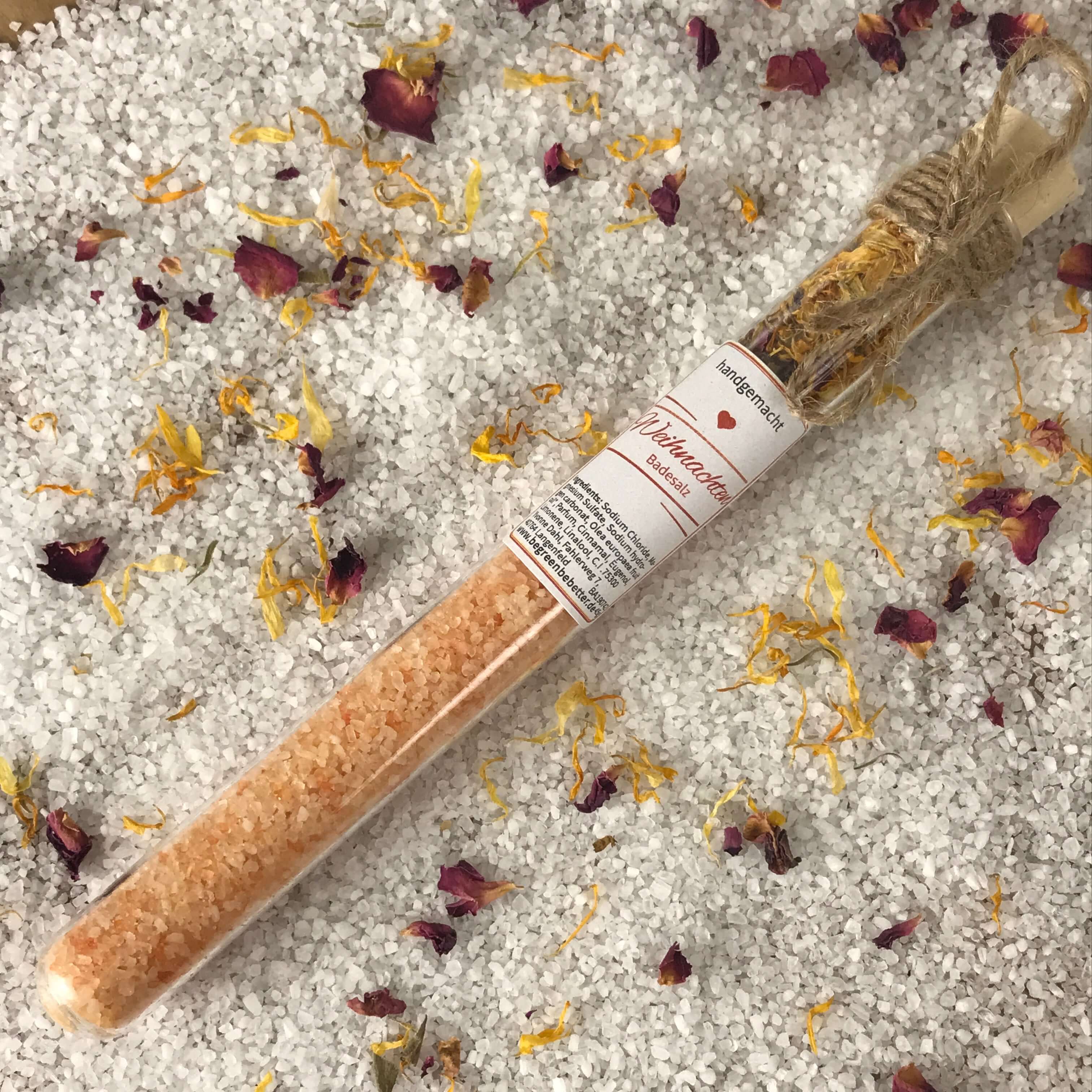 Badesalz mit weihnachtlichem Duft im dekorativen Reagenzglas