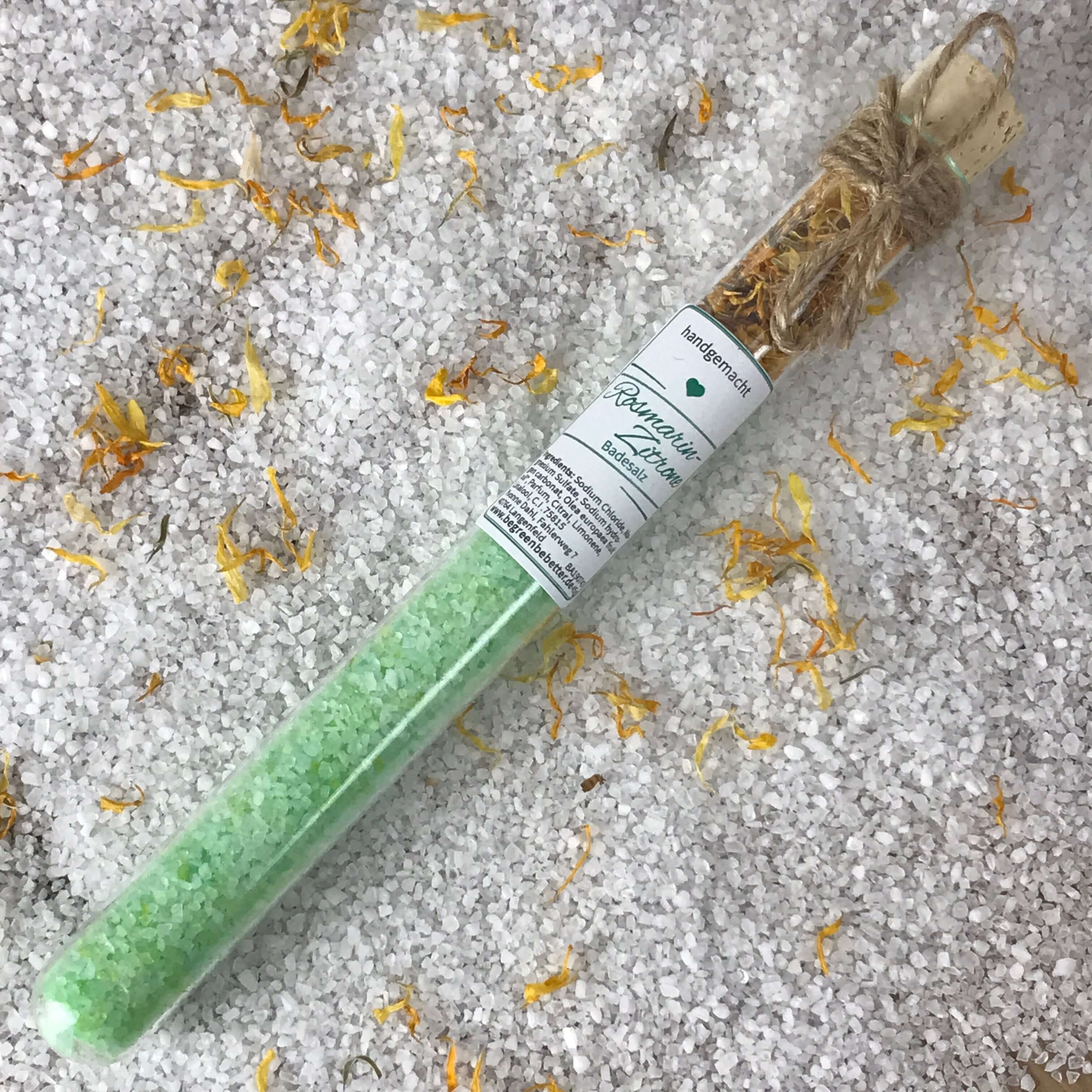 Badesalz mit Rosmarin-Zitronenduft im dekorativen Reagenzglas