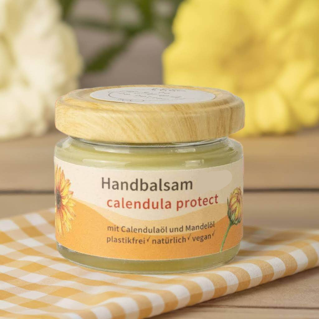 Glas mit Handbalsam auf Tuch