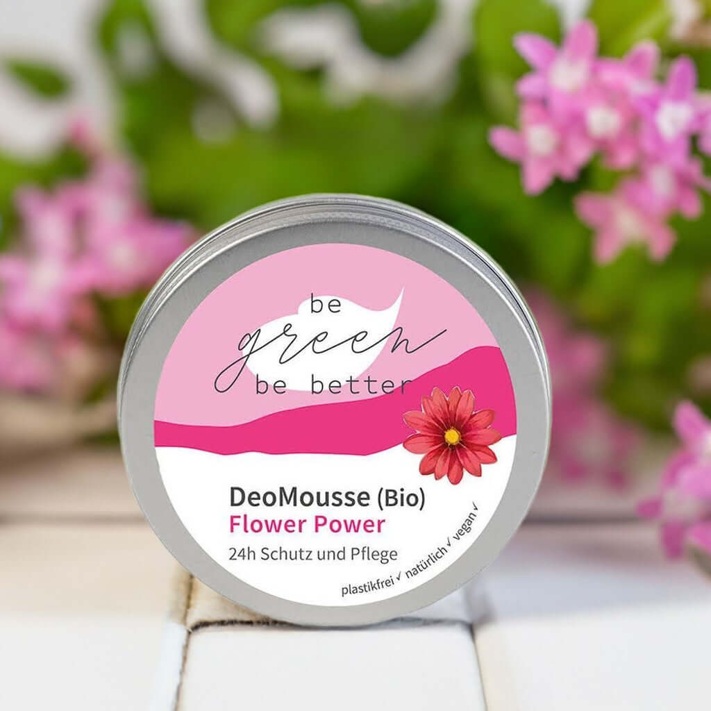 DeoMousse Flower Power Bio in elegantem Döschen mit blühendem Hintergrund