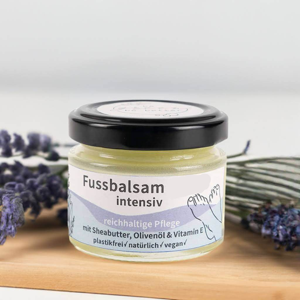 Naturkosmetik Fussbalsam Glas auf Holzbrett mit Lavendelblüten