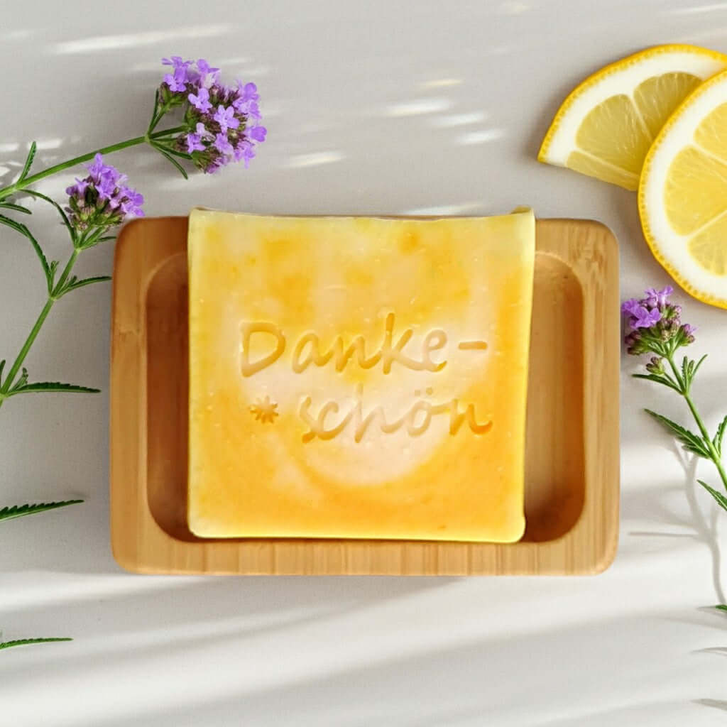 Bio Seife 'Sheabutter' auf Bambusablage