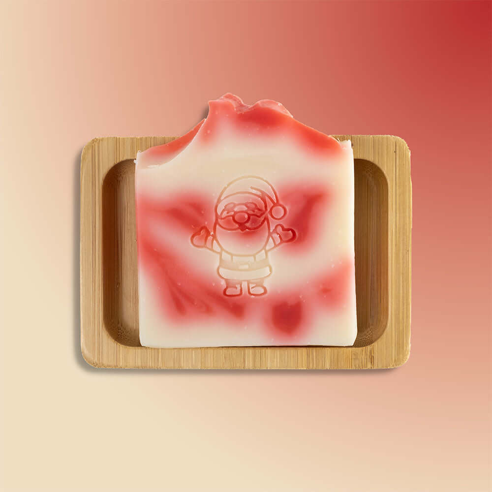 Handgemachte Bio Weihnachstseife auf Bambusseifenablage