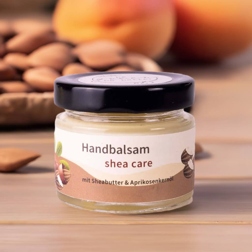 Glas mit Handbalsam Shea Care mit Zutaten als Deko