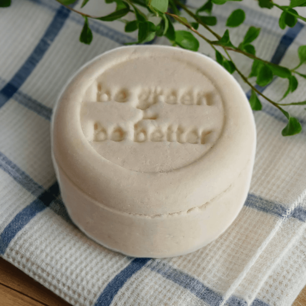 festes Spülmittel auf Handtuch