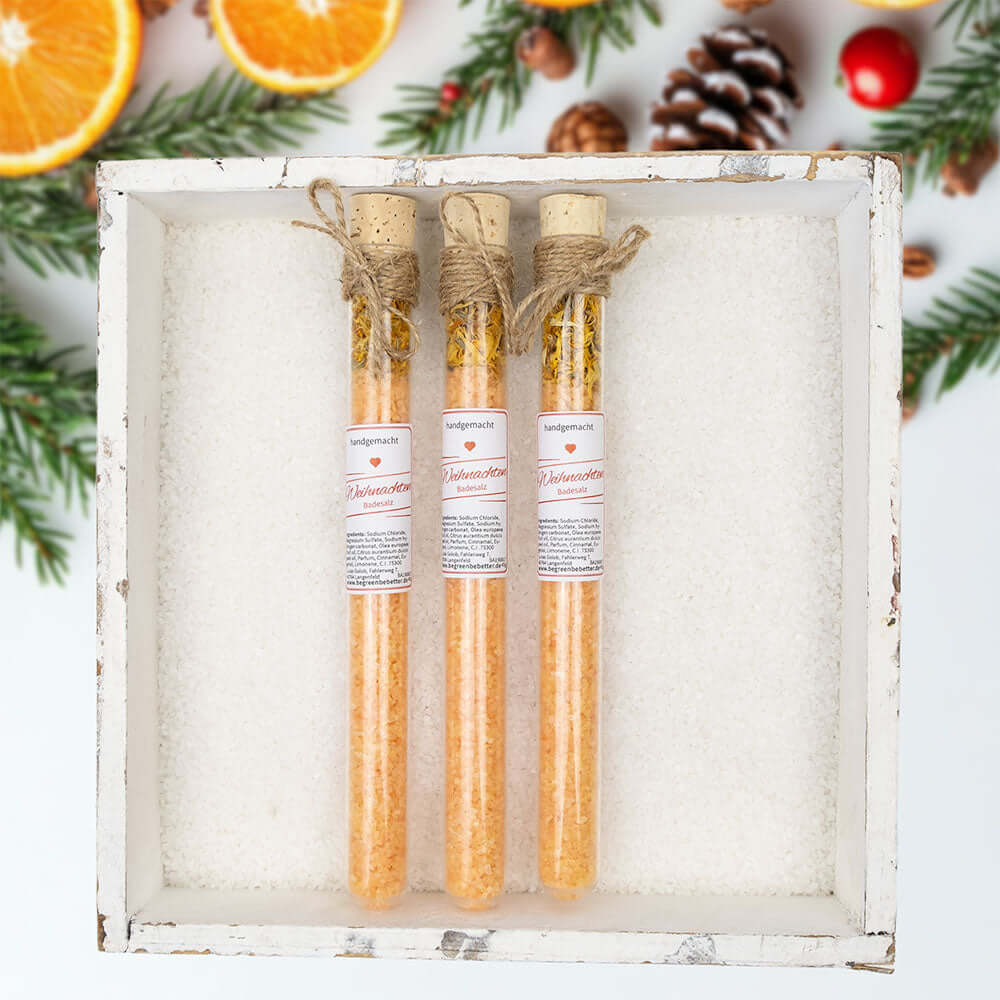 Badesalz mit weihnachtlichem Duft im dekorativen Reagenzglas