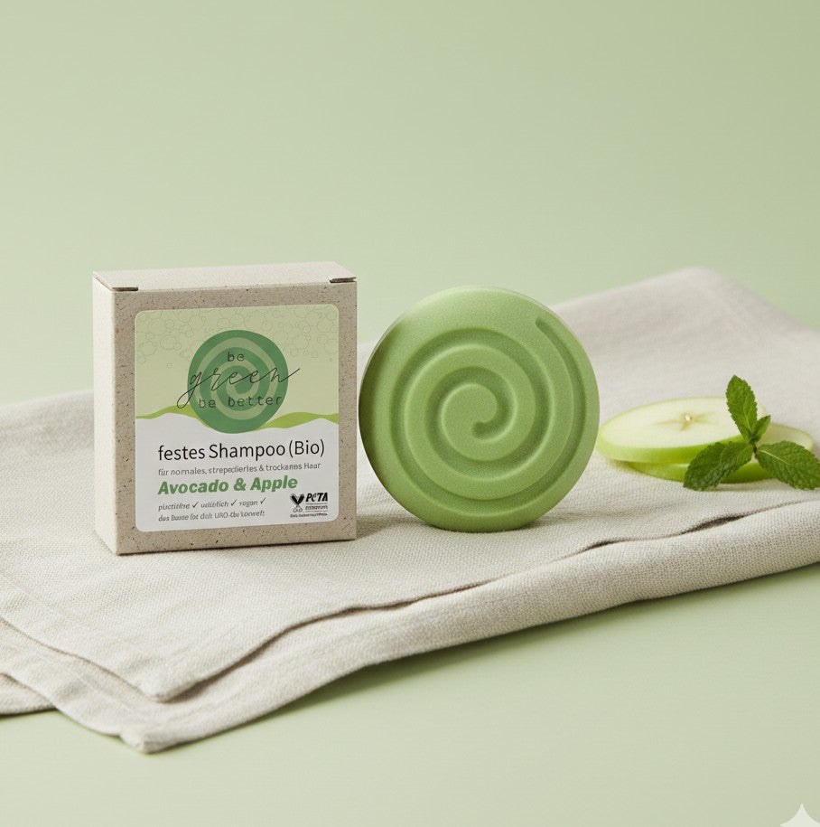 festes Shampoo neben dem Karton auf einem Leinentuch