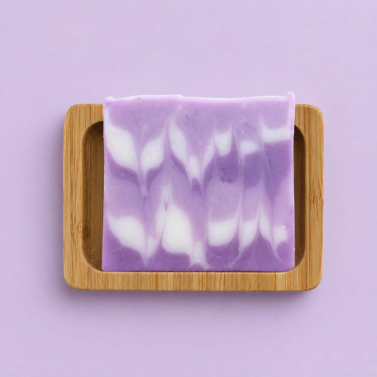 Bio Seife 'Lavendel' auf Bambusholzablage, handgefertigt mit cremiger Rezeptur und Lavendelduft.